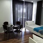 Flower With Free Onsite Parking Διαμέρισμα
