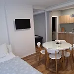 Flower With Free Onsite Parking Διαμέρισμα