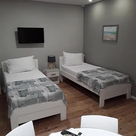 Flower With Free Onsite Parking Apartment Mostar