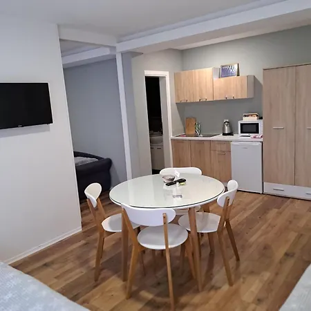 Flower With Free Onsite Parking Apartment *