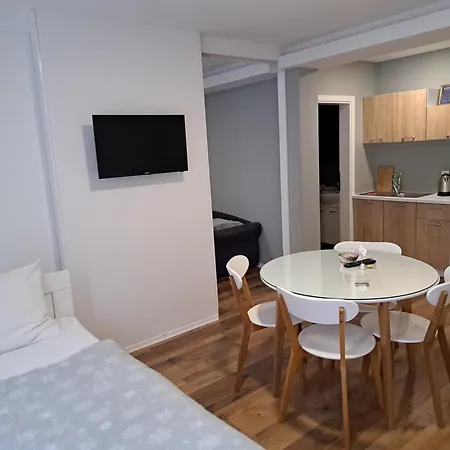 Flower With Free Onsite Parking Apartment