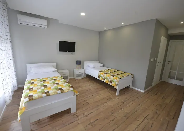 Flower With Free Onsite Parking * Mostar