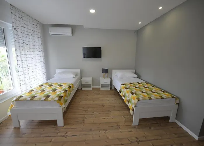 Flower With Free Onsite Parking * Mostar